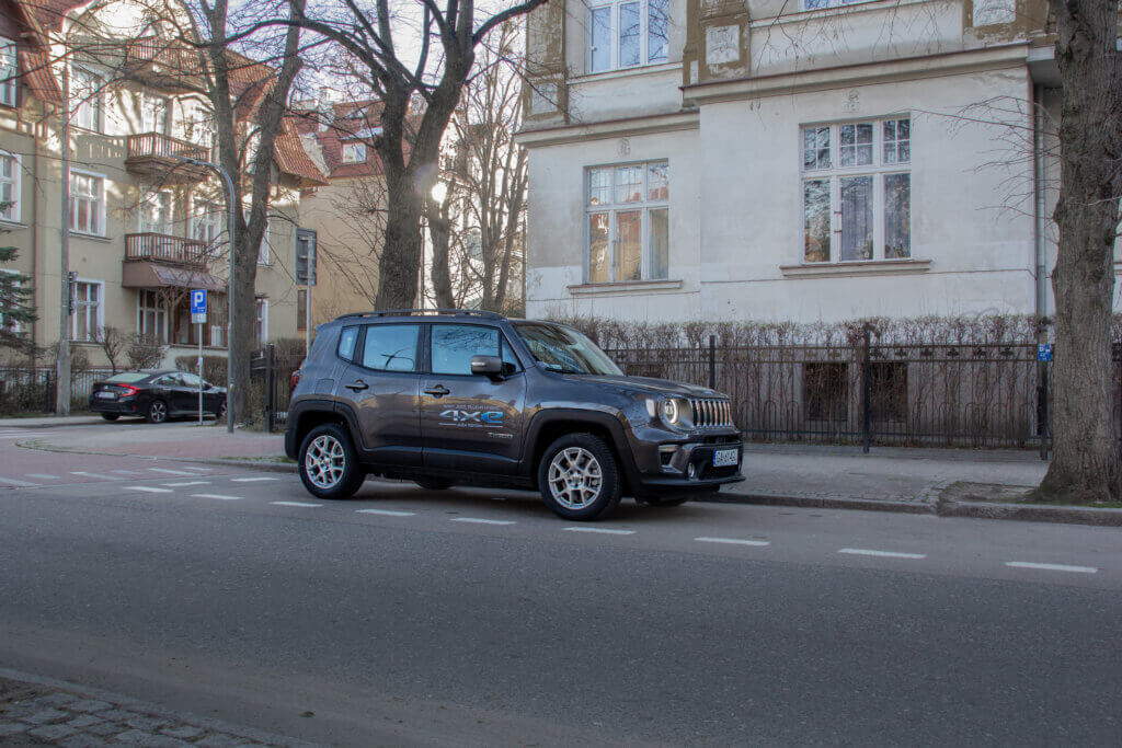 Jeep Renegade 4xe Limited przód i bok